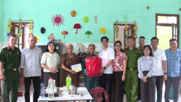 Lãnh đạo xã tham hỏi tặng quà gia đình bị ảnh hưởng bởi cơn bão số 4