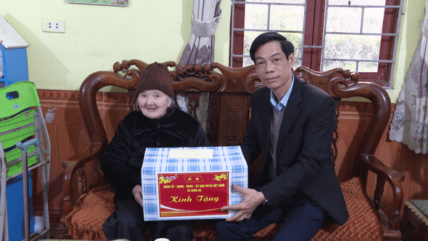 LÃNH ĐẠO ĐẢNG UỶ, HĐND, UBND, UBMTTQ VIỆT NAM XÃ ĐIỀM HE TẶNG QUÀ TẾT CHO HỘ GIA ĐÌNH CHÍNH SÁCH, NGƯỜI CÓ CÔNG NHÂN DỊP TẾT  NGUYÊN ĐÁN BÍNH NGỌ NĂM 2026