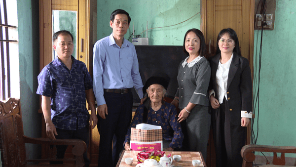 LÃNH ĐẠO  XÃ ĐIỀM HE TỔ CHỨC THĂM, TẶNG QUÀ VÀ CHÚC THỌ NGƯỜI CAO TUỔI