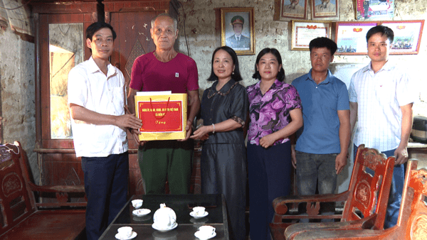 Lãnh đạo xã Điềm He thăm hỏi, tặng quà đối tượng người có công, thân nhân gia đình liệt sĩ nhân dịp kỷ niệm 79 năm  ngày Thương binh - Liệt sĩ