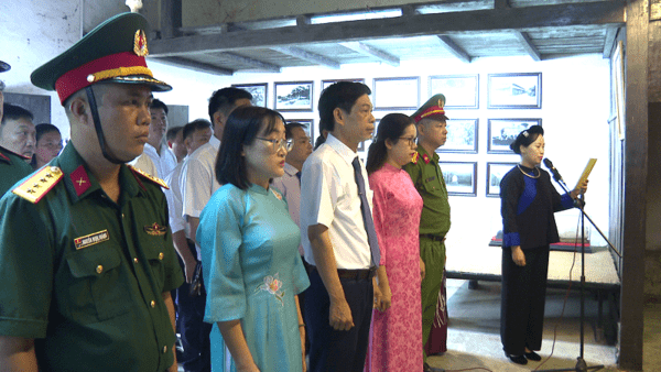 Lãnh đạo xã Điềm He dâng hoa, dâng hương tại nhà bia ghi tên liệt sĩ và nhà lưu niệm đồng chí Lương Văn Tri nhân dịp kỷ niệm 79 năm ngày Thương binh - Liệt sĩ