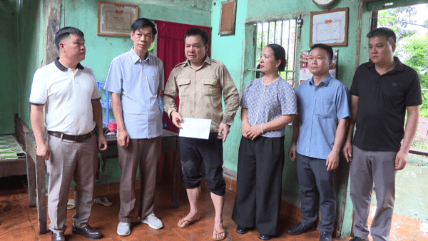 Lãnh đạo xã thăm hỏi, tặng quà hỗ trợ gia đình bị hỏa hoạn tại thôn Phú Nhuận