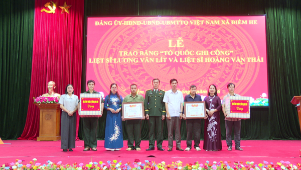 Xã Điềm He Trao Bằng “Tổ quốc ghi công” cho thân nhân liệt sĩ