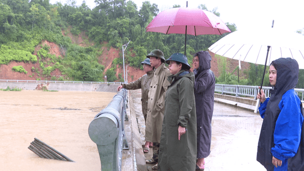 Lãnh đạo xã Điềm He kiểm tra các khu vực nguy cơ ngập úng, sạt lở và chỉ đạo biện pháp ứng phó