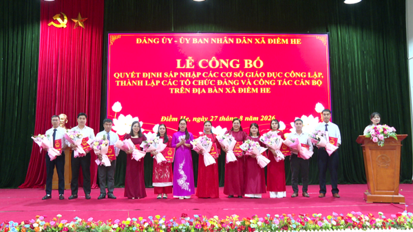 Xã Điềm He công bố quyết định sáp nhập các cơ sở giáo dục công lập, thành lập các tổ chức đảng và công tác cán bộ