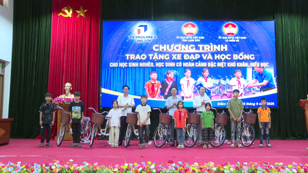 Chương trình trao tặng xe đạp và học bổng cho các em học sinh nghèo, học sinh có hoàn cảnh khó khăn, hiếu học