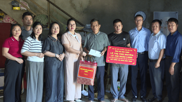 LÃNH ĐẠO XÃ ĐIỀM HE THĂM HỎI, TẶNG QUÀ, HỖ TRỢ KINH PHÍ CHO HỌC SINH GẶP TAI NẠN GIAO THÔNG TRÊN ĐƯỜNG ĐI HỌC